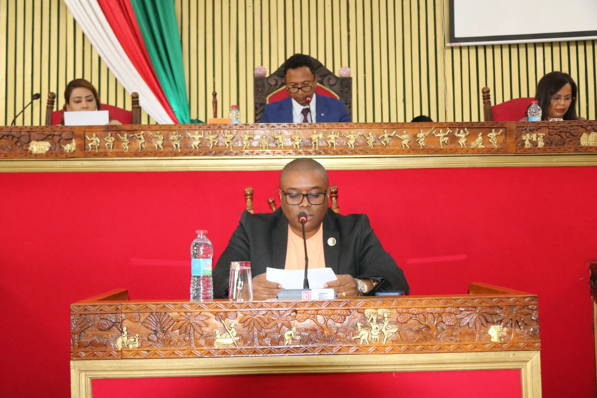 Adoption de deux projets de loi pour soutenir le budget 2024 et relancer l'économie