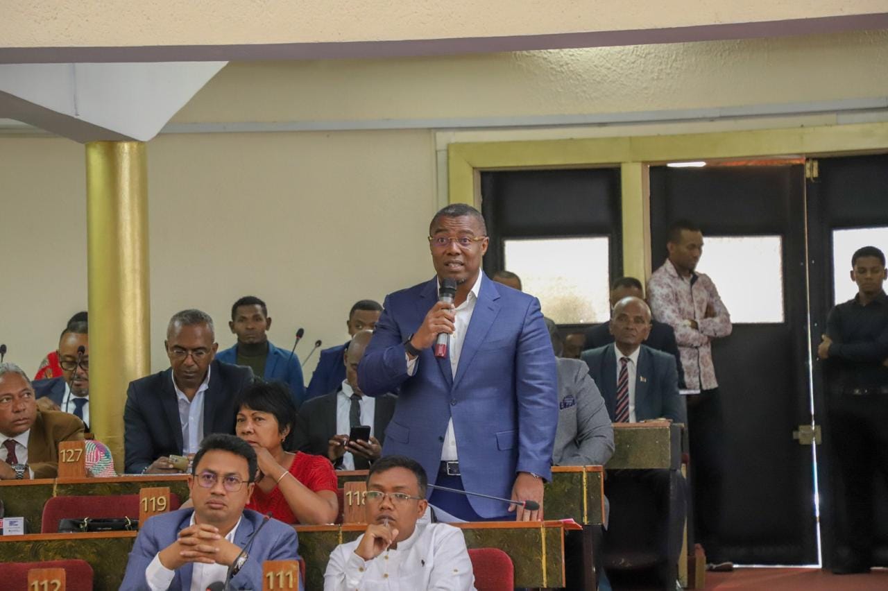 L'opposition interroge les ministres sur les préoccupations nationales