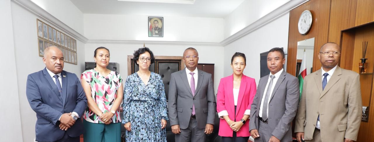 Remise de la nouvelle Stratégie Nationale de Lutte Contre la Corruption au Président de l'Assemblée nationale