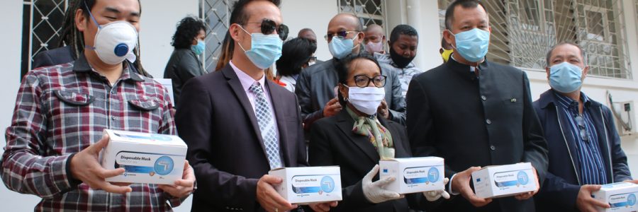 Remise de don par les entrepreneurs chinois à Madagascar