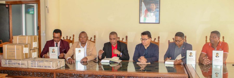 Groupe d’amitié parlementaire Chine-Madagascar Le livre « La gouvernance chinoise » du Président Xi Jinping remis aux Députés malagasy