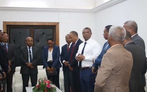 L’Assemblée nationale rend hommage à deux hauts responsables arrivés au terme de leurs fonctions